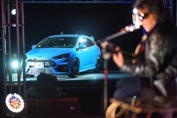 En la Región de la Araucanía Ford presentó por primera vez en Chile el Focus RS. Desde la línea de performance de la marca llega con un motor de 2.3 litros y 350 hp de potencia.
La presentación se llevó a cabo en Pucón y luego se realizó una prueba del vehículo en el autódromo Interlomas de Temuco.