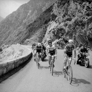 Federico Martín Bahamontes con Julio Jiménez en los Pirineos durante el Tour de Francia de 1965.