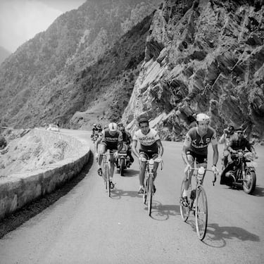 Federico Martín Bahamontes con Julio Jiménez en los Pirineos durante el Tour de Francia de 1965.