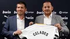 GRAFCVA7318. VALENCIA, 11/09/2019.-El presidente del Valencia CF, Anil Murthy (d) junto al nuevo entrenador del club valencianista, Albert Celades, hoy durante su presentaci&oacute;n en el estadio de Mestalla (Val&egrave;ncia).EFE/ Miguel &Aacute;ngel Pol