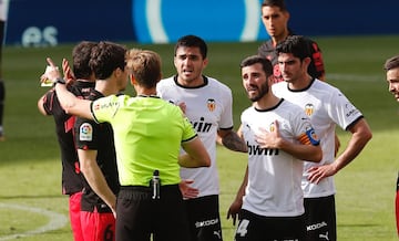 El árbitro echa a Maxi Gómez del terreno de juego