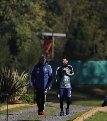 El capitán de la selección argentina, Lionel Messi, participa en un entrenamiento, en las instalaciones de la Asociación del Fútbol Argentino (AFA)