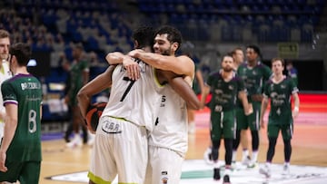 Los jugadores del Fuenlabrada festejan su victoria ante el Unicaja.