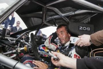 Sébastien Loeb destrozó el récord de la Pikes Peak International Hill Climb, la subida en cuesta más famosa del mundo, con un tiempo de 8:13,878. El piloto galo recorrió los 20 kilómetros y 156 curvas de la prueba a una media de 145 kilómetros por hora.