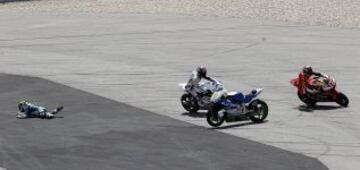 Caída de Toni Elias en la primera vuelta de la carrera.