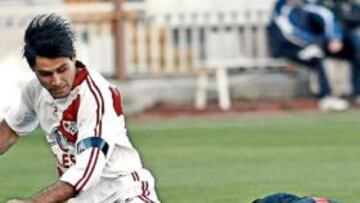 <b>PELIGRO. </b>Unanua corta una ocasión de gol ante Aganzo.