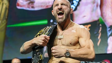 Alexander Volkanovski posa con su cinturón.