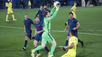 Jan Oblak atrapa un centro lateral en el partido contra el Villarreal. 