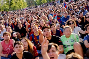 Decepción de los seguidores azulgranas que vieron el encuentro en una pantalla gigante.