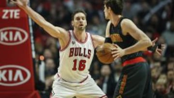 Pau Gasol, ante Mike Muscula.