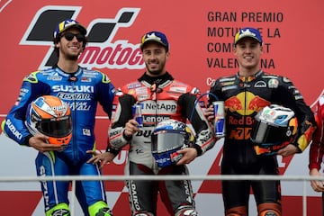   en el podio del Gran Premio de Valencia de MotoGP celebrado en el circuito de Cheste. 