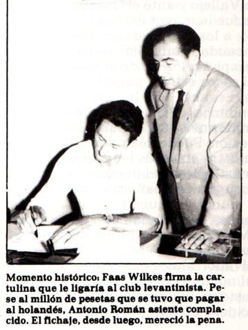 En 1958, el conjunto levantino hacía oficial la llegada de Faas Wilkes, lo que supuso todo un revuelo en la afición granota. En la imagen junto a Antonio Román en el momento de la firma