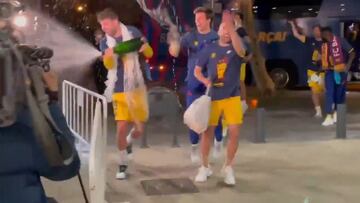 Locura en el hotel del Barcelona: Piqué bañó a la prensa con cava