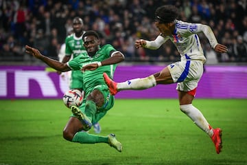 Malick Fofana (R) ante el Saint Etienne.