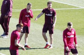 En el entrenamiento pudieron verse las novedades que presentará la lista del Atlético de cara al encuentro ante el Granada.
