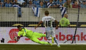 Fernando Muslera empleándose a fondo.