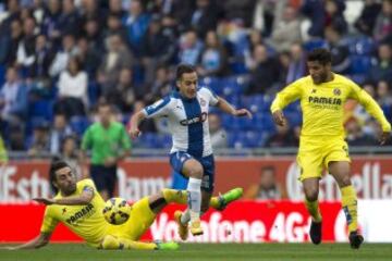  El centrocampista del Espanyol Lucas Vázquez  controla el balón ante los jugadores del Villarreal Bruno Soriano y el mexicano Giovani Dos Santos durante el partido correspondiente a la undécima jornada de Liga de Primera División que disputan en el Power8 Estadium. 