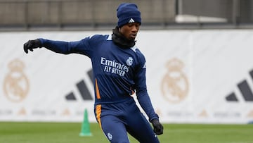 Camavinga golpea balón, en el entrenamiento de este sábado.