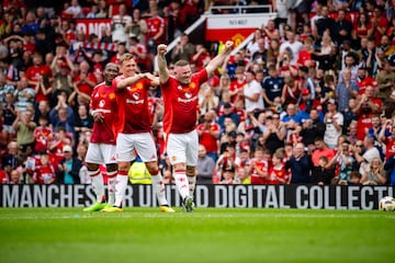 Wayne Rooney celebra con sus compa?eros del equipo de Leyendas del Manchester United su gol de falta directa al equipo de Leyendas del Celtic de Glasgow.