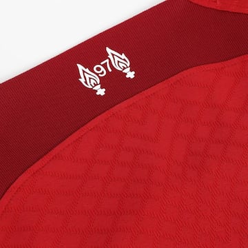 Liverpool presentó su nueva camiseta para la temporada 2022/23.