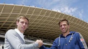 <b>COMO DOS GOTAS DE AGUA. </b>Ignacio Monreal e Ignacio Camacho, 'los Nachos', destacan por su increíble parecido. Uno vuelve a Pamplona y el segundo puede jugar.