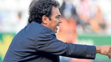 <b>BUSCANDO SOLUCIONES. </b>Hugo Sánchez, dando indicaciones en el partido Sporting-Almería del pasado domingo.