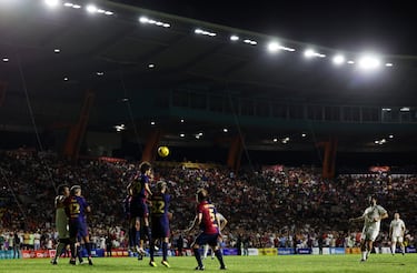 Vista general del partido en el Clásico de Leyendas en Puerto Rico entre Real Madrid y Barcelona en el Estadio Juan Ramón Loubriel​ en Bayamón.