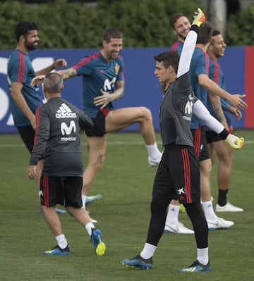 España entrena pensando en el partido contra Marruecos