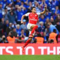 Sánchez logra doblete y deja a Arsenal a un paso del título