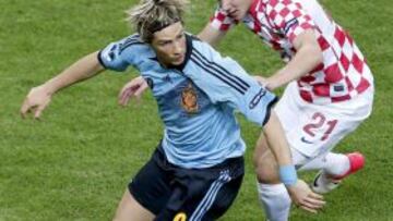 El delantero espa&ntilde;ol Fernando Torres pelea por el bal&oacute;n con el jugador croata Domagoj Vida durante el partido Croacia-Espa&ntilde;a, del grupo C de la Eurocopa de f&uacute;tbol 2012, en el estadio Gdansk Arena de Gdansk, Polonia.