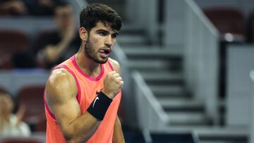 Carlos Alcaraz celebra un punto contra Tallon Griekspoor en el China Open.