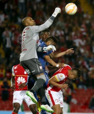 Goalkeeper Robinson Zapata (top) and Juan Danuil Roa (R) of Colombia's Santa Fe jump for the ball against Angel Mena of Ecuador's Emelec during their Copa Sudamericana soccer match in Bogota  September 29, 2015. REUTERS/John Vizcaino 