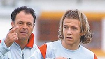 <b>LO MIMA. </b>Joaquín Caparrós cuida muy bien los primeros pasos profesionales del joven Diego Capel.