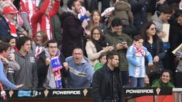 Simeone, durante el partido de Gijón.