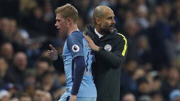 Kevin De Bruyne y Pep Guardiola, durante un partido del Manchester City.