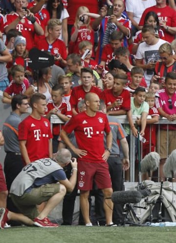 Arjen Robben estuvo viendo duante un rato el partido entre Real Madrid y Tottenham.