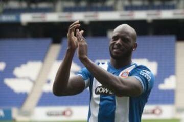 Michael Ciani posa como nuevo jugador del Espanyol.