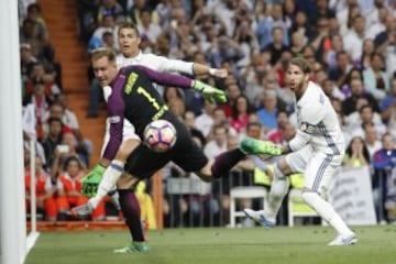  El guardameta alemán del FC Barcelona, Marc-Andre ter Stegen, ante los jugadores del Real Madrid, el defensa Sergio Ramos y el delantero portugués Cristiano Ronaldo