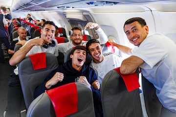 Los jugadores españoles celebran en el avión de vuelta la victoria en la Eurocopa.