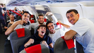 Los jugadores españoles celebran en el avión de vuelta la victoria en la Eurocopa.