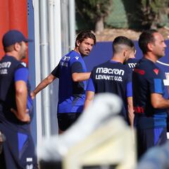 Campaña sigue entre algodones