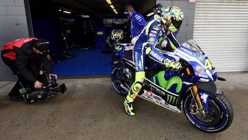 Rossi saliendo del box de Yamaha con su moto en Australia.