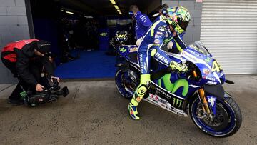 Rossi saliendo del box de Yamaha con su moto en Australia.