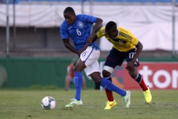 El jugador de Brasil Caju (i) disputa el balón con Juan Ferney Otero (d) de Colombia en partido del hexagonal final del Campeonato Sudamericano Sub'20 que se disputa en el estadio Centenario de Montevideo.