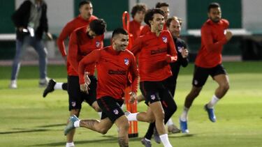 Los jugadores del Atlético, en el entrenamiento de ayer en Yeda.