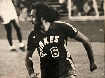 Mani Hernández conduce el balón en un partido con el San José Earthquakes. Siempre llevó el dorsal 6 en los 'Quakes' y su camiseta está muy cotizada entre los coleccionistas. El extremo expañolo muestra en esta foro un look con pelo largo y barba.