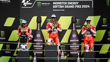 Enea Bastianini, ganador del GP de Gran Bretaña, en el podio con Jorge Martín (2º) y Pecco Bagnaia (3º)