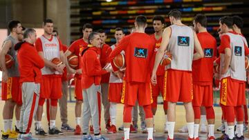 Scariolo se dirige a sus jugadores durante un entrenamiento