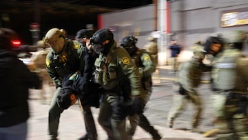 Dominick Skinner, activista de inmigración, y un grupo de voluntarios han usado la IA para identificar la identidad de agentes del ICE.