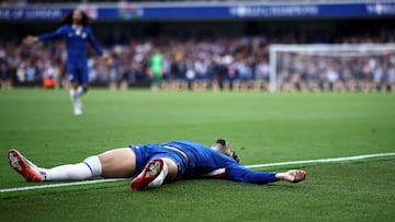 Chelsea's Portuguese midfielder #07 Pedro Neto lays on the floor during the English Premier League football match between Chelsea and Brighton and Hove Albion at Stamford Bridge in London on September 27, 2025. (Photo by HENRY NICHOLLS / AFP) / RESTRICTED TO EDITORIAL USE. No use with unauthorized audio, video, data, fixture lists, club/league logos or 'live' services. Online in-match use limited to 120 images. An additional 40 images may be used in extra time. No video emulation. Social media in-match use limited to 120 images. An additional 40 images may be used in extra time. No use in betting publications, games or single club/league/player publications. /